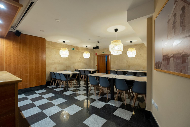 Food & Drinks, Luxor Torre del Clavero Apartments, Salamanca