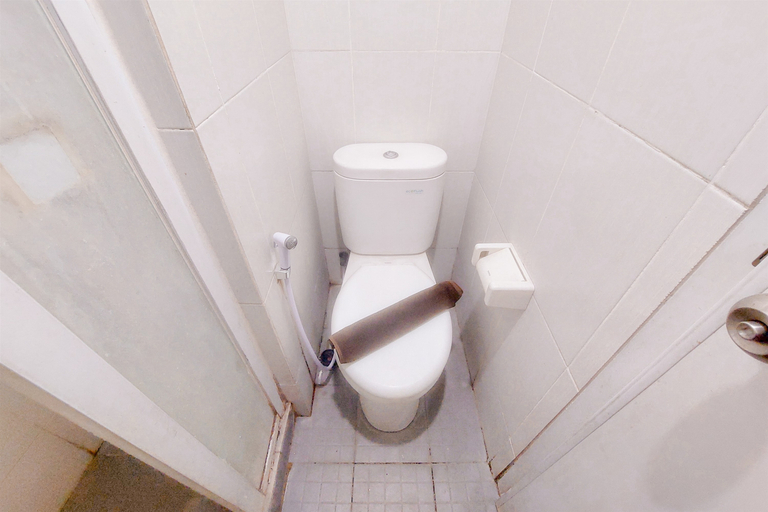 Bathroom 3, Scenic and Enjoy Studio at 19 Avenue Apartment By Travelio, Tangerang