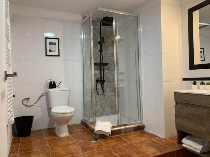 Bathroom 2, Maison del Arc, Huesca
