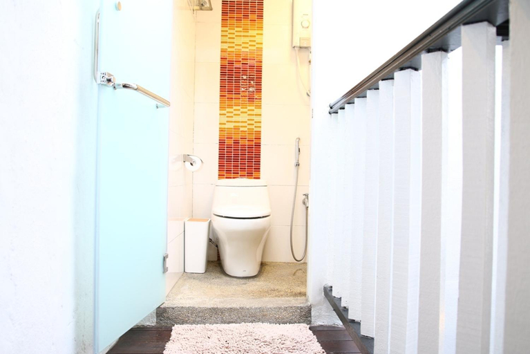 Bathroom 5, Layang Layang Guest House, Malacca City