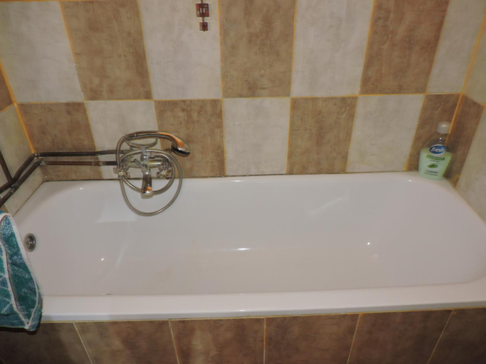 Bathroom 3, Liza Panzio, Mali Iđoš