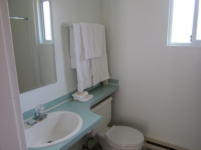 Bathroom 2, Mountain Springs Motel & RV Park, Thompson-Nicola