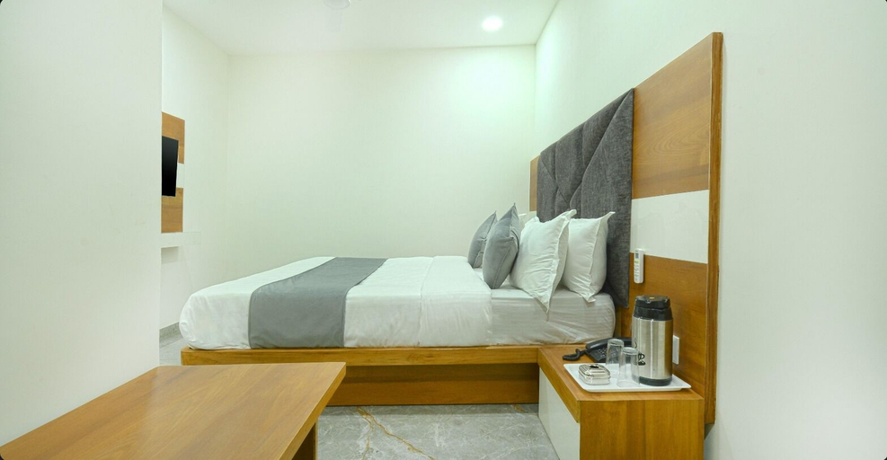 Bedroom 2, Hotel Madhur , Ahmadabad