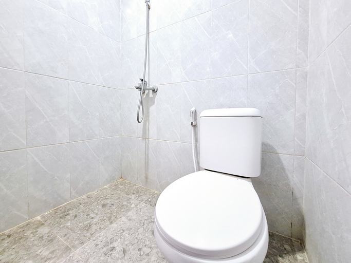 Bathroom 3, RedDoorz near Stasiun Kediri, Kediri