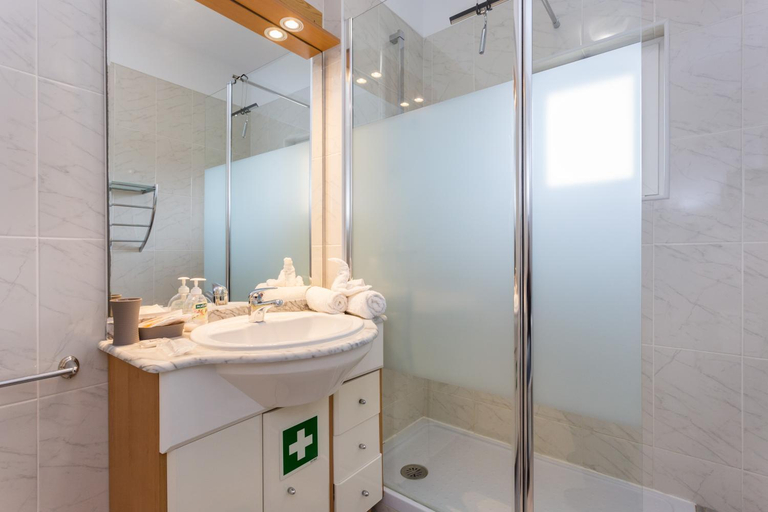 Bathroom, Tres Castles Beach Apartment 3, Portimão