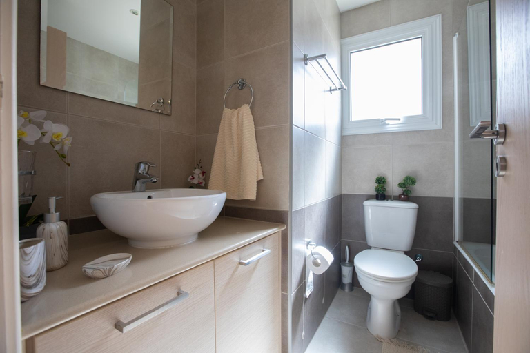 Bathroom 4, George's Lux Villa