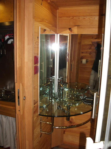 Bathroom, Les Cahutes d'Olt, Aveyron