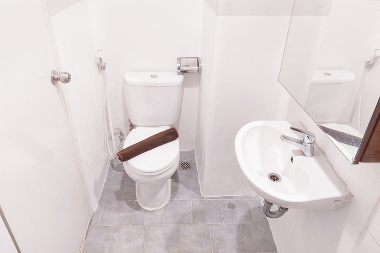 Bathroom 5, Warm and Simply Studio (No Kitchen) at Kubikahomy Apartment By Travelio, Tangerang Selatan