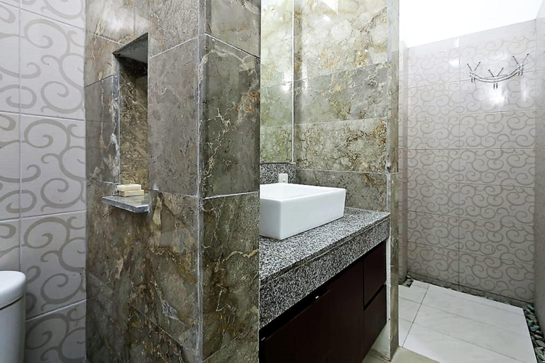 Bathroom 5, Indah Homestay Batubelig, Badung