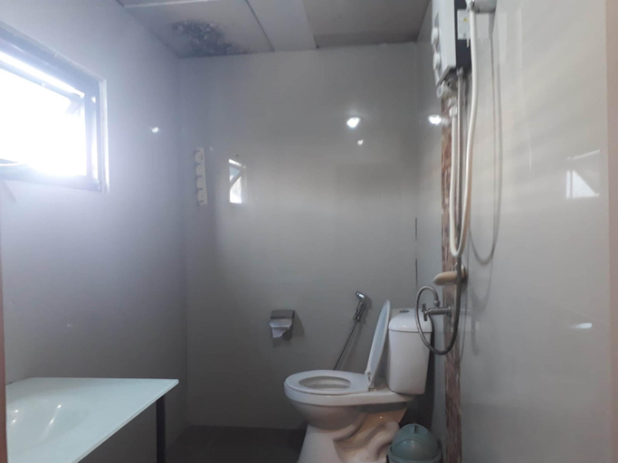 Bathroom 4, New Pind Balluchi Inn, Pattaya