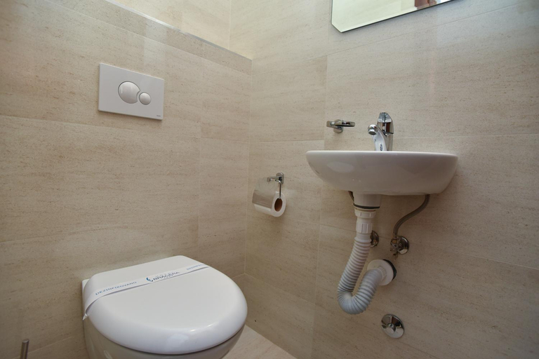 Bathroom 4, Barbeta Accommodation