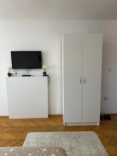 Others 3, Hostel Gray, Kruševac