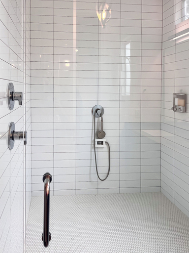 Bathroom, Massive Compound 20 Beds-6 min walk, Travis