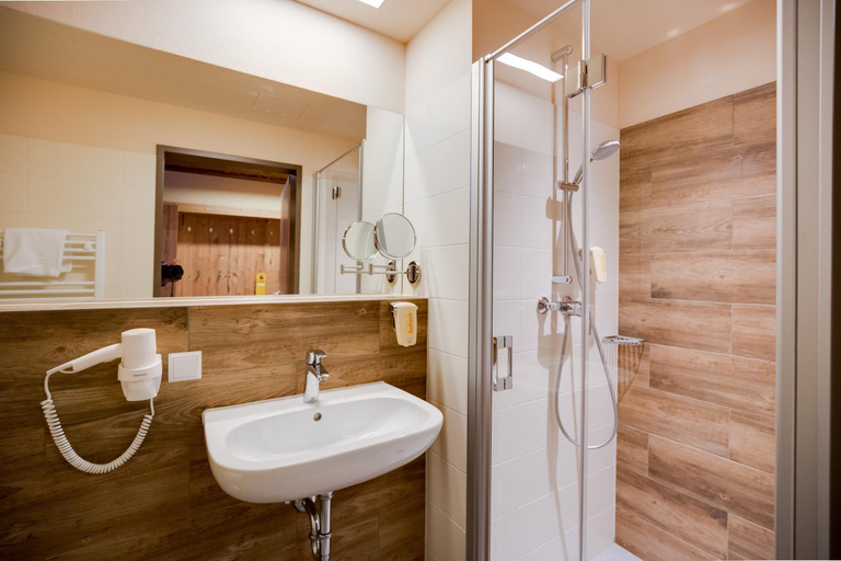 Bathroom 2, JUFA Hotel Annaberg, Lilienfeld