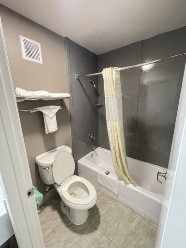 Bathroom 4, Excellent Inn & Suites, Adams