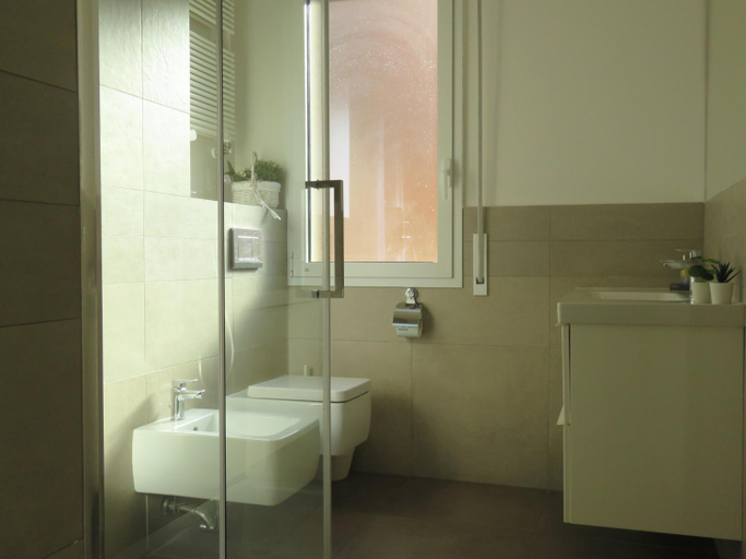 Bathroom 2, 8 Colonne Apartments, Bologna