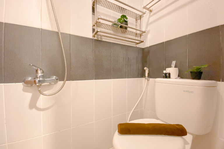 Bathroom 5, Minimalist and Comfy Studio Apartment at Cinere Bellevue Suites By Travelio, Depok