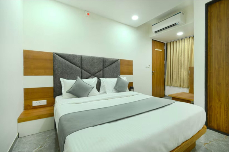 Bedroom 1, Hotel Madhur , Ahmadabad