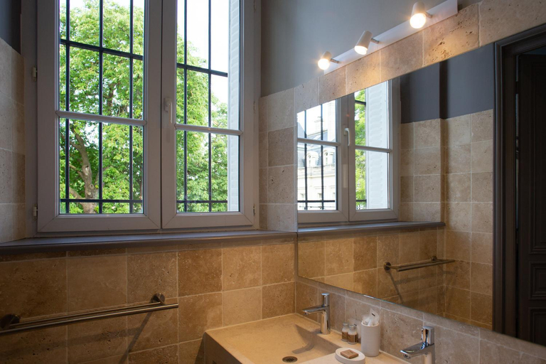 Bathroom, La Cave de l'Avenue de Champagne, Marne