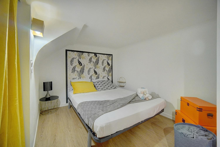 Others 2, #31 Comfy place in the Old Town Balcony & AC 2Min to Beach, Alpes-Maritimes