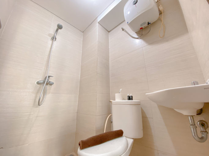 Bathroom 5, Unique and Spacious Studio at Gateway Pasteur Apartment By Travelio, Bandung