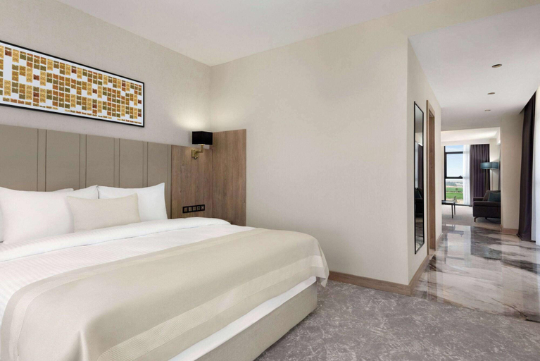 Bedroom 3, Ramada Plaza By Wyndham Batman, Merkez