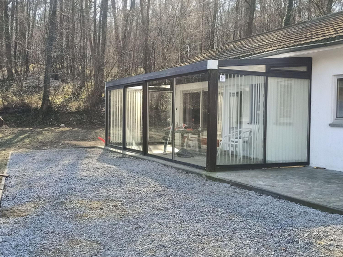 Holiday home in Rosee next to a lake and forest, Namur