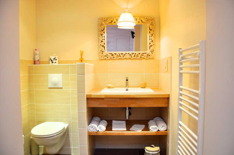 Bathroom 2, Chambre d'Hotes La Maisonnette, Deux-Sèvres