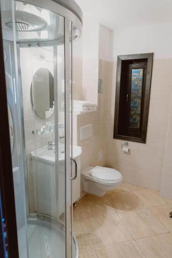 Bathroom 3, Podu' Cu Lanturi, Bacau