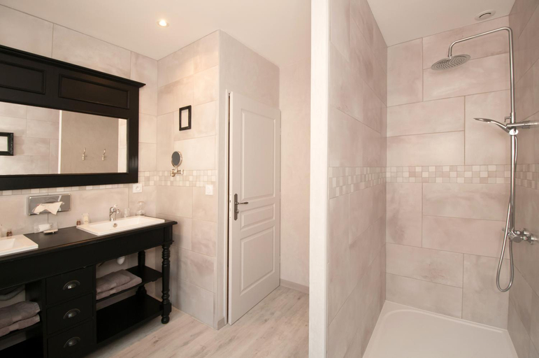 Bathroom 5, Le Logis Aux Bulles, Marne