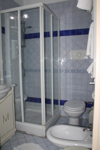 Bathroom 3, Hotel Malaga, Avellino