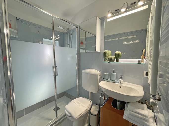 Bathroom, Happy Family Apartments Panorama, Genova