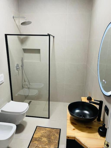 Bathroom 3, Marlis' Home, Kavajës
