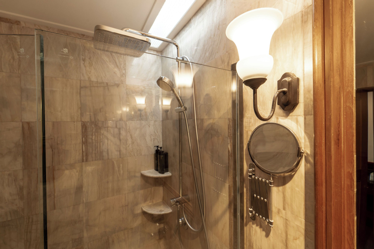 Bathroom 13