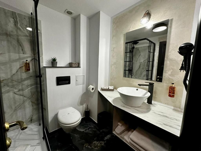 Bathroom 3, Podu' Cu Lanturi, Bacau