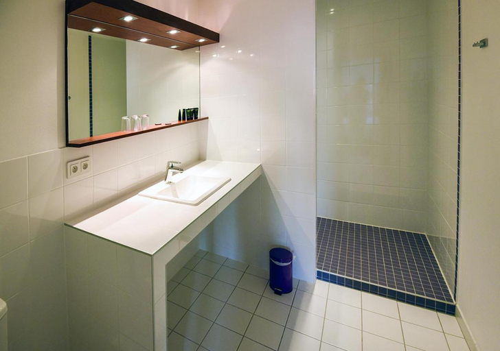 Bathroom 3, Hotel De Bordeaux, Charente-Maritime