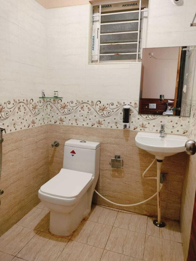 Bathroom 4, Golden Chariot, Bangalore