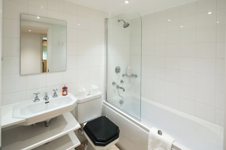 Bathroom 3, 1BD Modern City Oasis: Near London Attractions, London