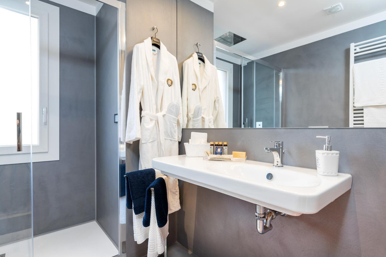 Bathroom 3, Biennale 1 & 2 , Elegant Apartments 15 min walk from St Marks Square- VHA Collection, Venezia