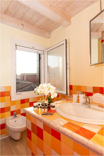 Bathroom 3, Casa Nova, Venezia