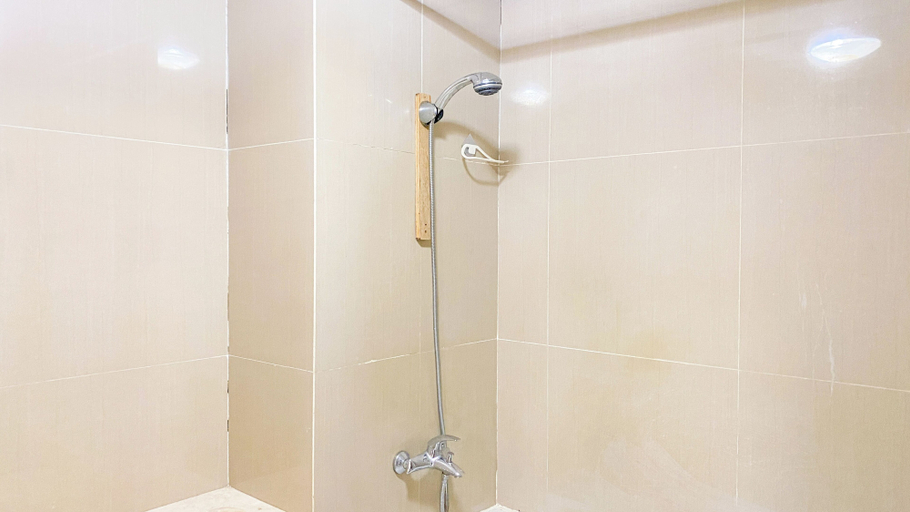 Bathroom 4, Homey and Comfort Stay 2BR at Paramount Skyline Apartment, Tangerang