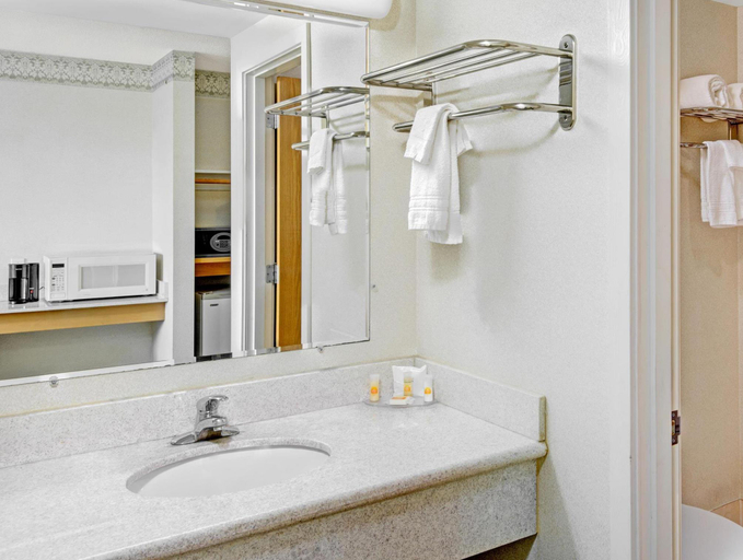 Bathroom 5, Days Hotel & Conference Center by Wyndham Methuen MA, Essex