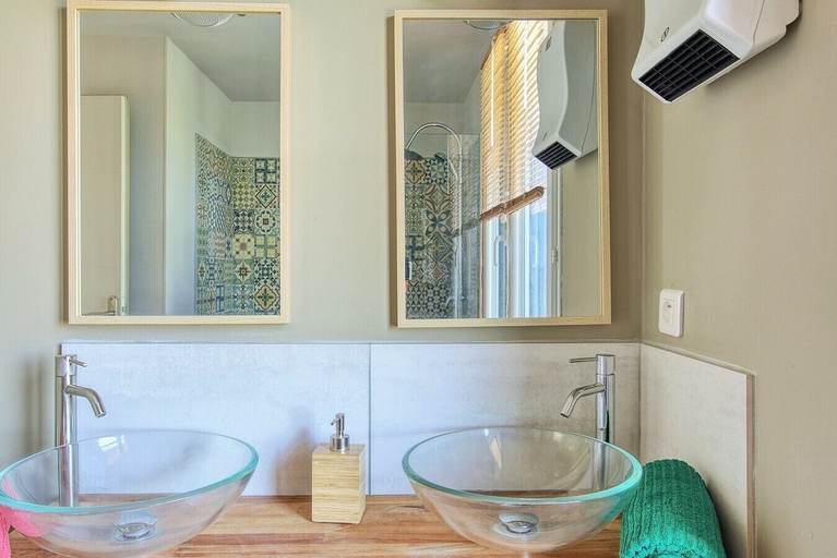 Bathroom 5, Le Duo Syrah & Loin de l oeil, Tarn