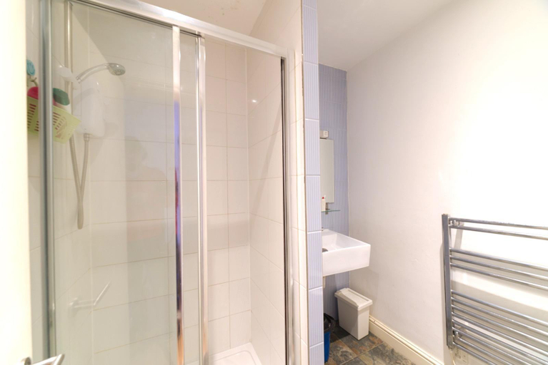 Bathroom 4, Clerkenwell Apartments by PrimeCityHosts, London