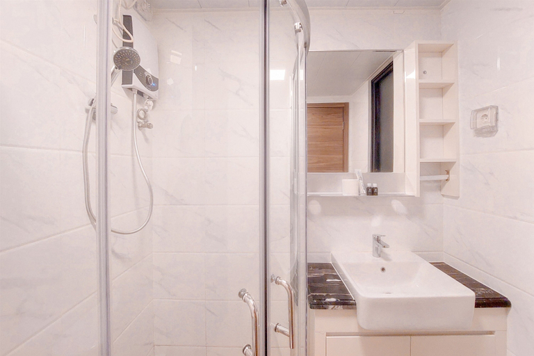 Bathroom 3, Spacious and Comfy 3BR at Sky House BSD Apartment, South Tangerang