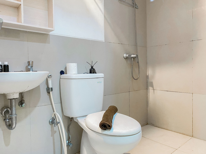 Bathroom 4, Modern Look and Restful Studio at Azalea Suites Apartment, Cikarang
