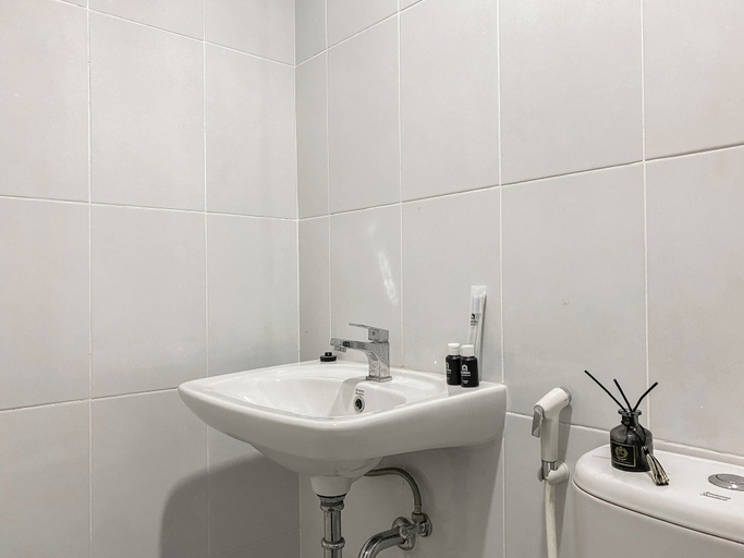 Bathroom 5, Good Place and Restful 2BR at Patraland Urbano Apartment, Bekasi