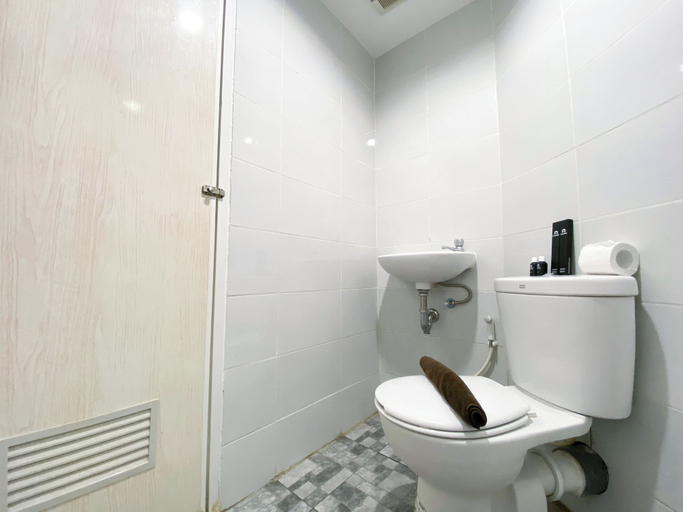 Bathroom 5, Minimalistic and Cozy Studio Amartha View Apartment, Semarang