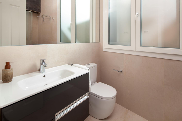 Bathroom 2, INMalaga Santos Suites 1, Málaga