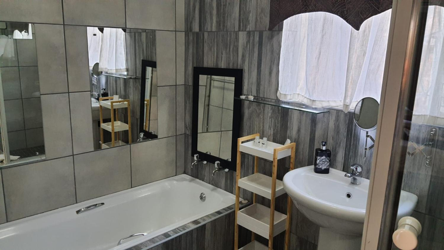 Bathroom 3, Gemstone Guesthouse, Dr Kenneth Kaunda